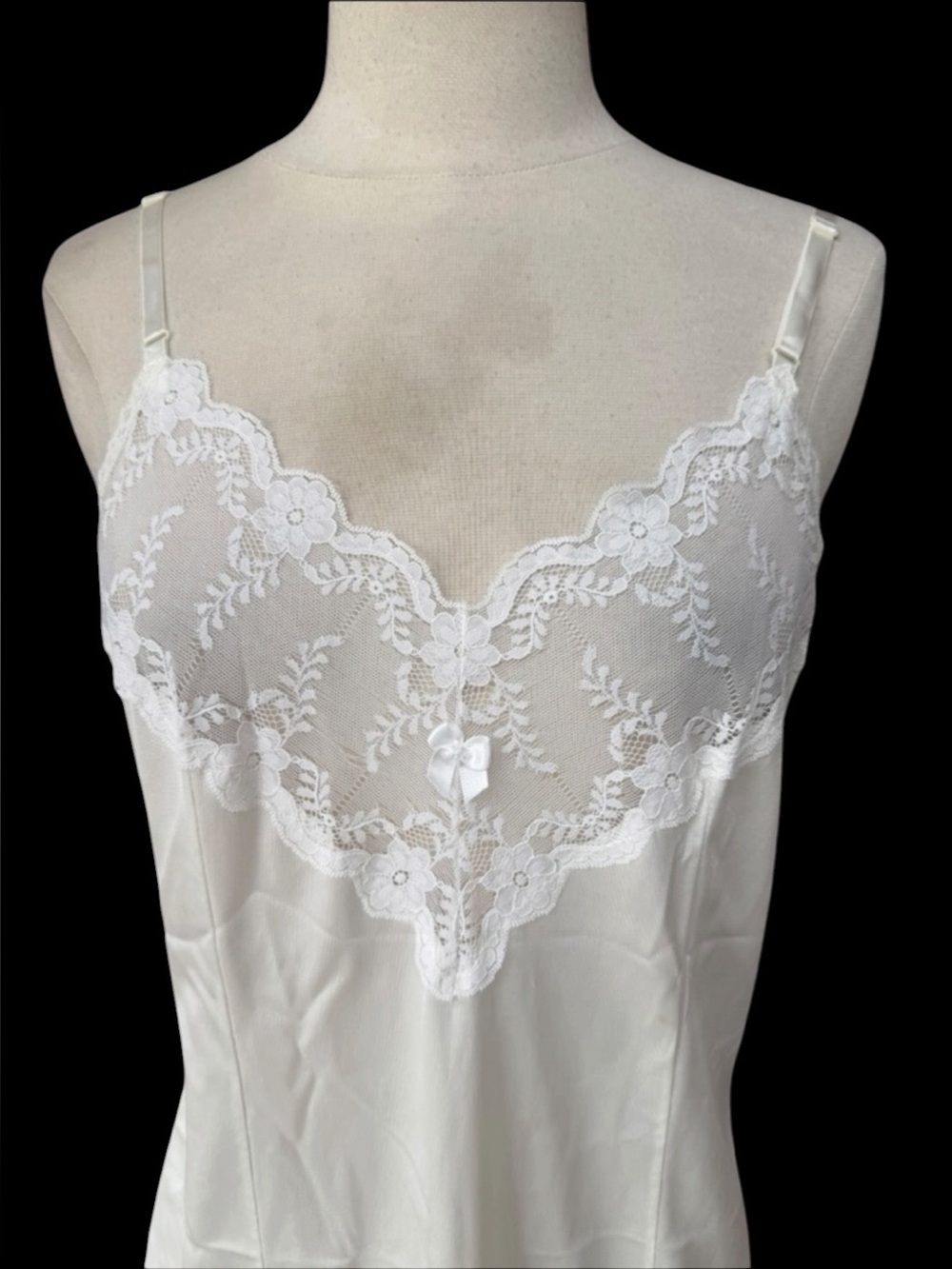 1980s/90s Ashley Taylor 100% Nylon Ivory V-Neckline Scalloped Floral Lace Slip - Picture 2 of 7